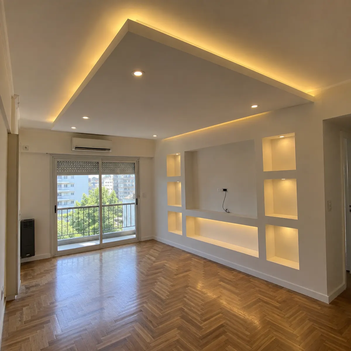 Cielorraso con luz indirecta y pared de nichos en living en Belgrano