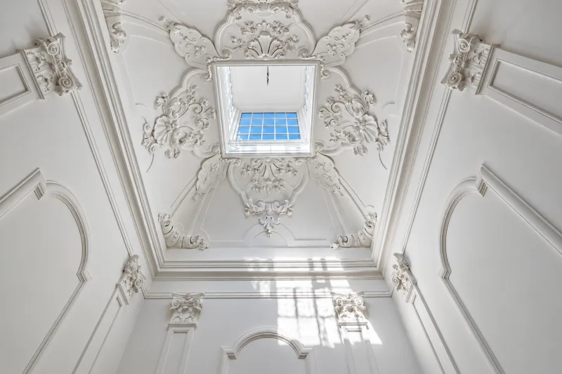 Techo de una casona con molduras y cornisas de yeso restauradas